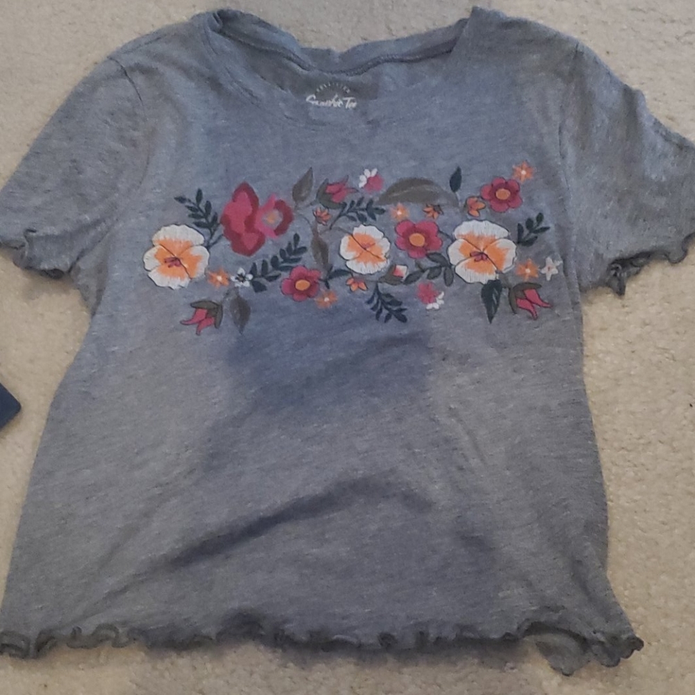 gray t shirt